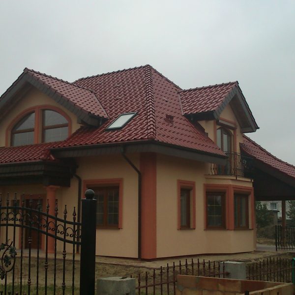 Stylowy dach z dachówki Röben Monza Plus kasztan o eleganckim, satynowym połysku.